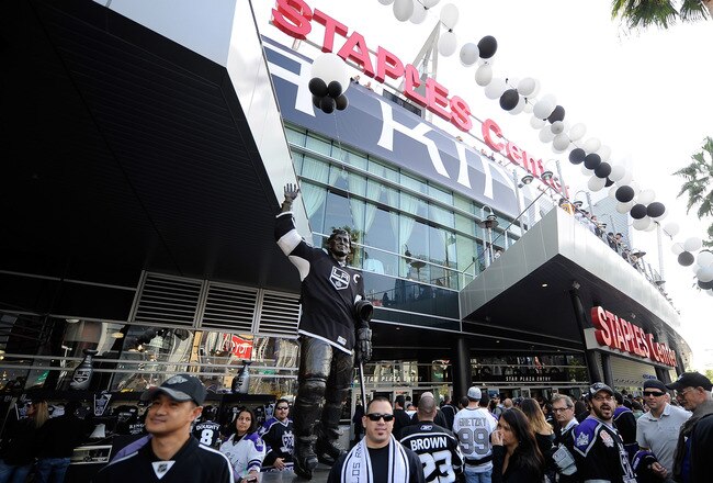 LOS ANGELES, CA - MAY 17:  The Wayne Gretzky statue outside Staples Center is dressed in a Los Angeles Kings jersey before the Kings take on the Phoenix Coyotes in Game Three of the Western Conference Final during the 2012 NHL Stanley Cup Playoffs at Staples Center on May 17, 2012 in Los Angeles, California.  (Photo by Harry How/Getty Images)
