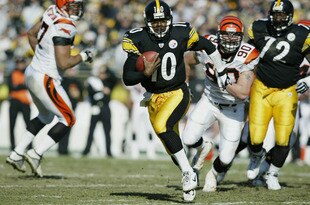 PITTSBURGH- NOVEMBER 24:  Quarterback Kordell Stewart #10 of the Pittsburgh Steelers scrambles for yards during the NFL game against the Cincinnati Bengals at Heinz Field on November 24, 2002 in Pittsburgh, Pennsylvania.  Pittsburgh won the game, 29-21. (Photo by Tom Pidgeon/Getty Images)