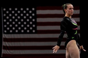 ST PAUL, MN - AUGUST 18:  Chellsie Memmel competes on the floor during the Senior Women's competition on day two of the Visa Gymnastics Championships at Xcel Energy Center on August 18, 2011 in St Paul, Minnesota.  (Photo by Ronald Martinez/Getty Images)