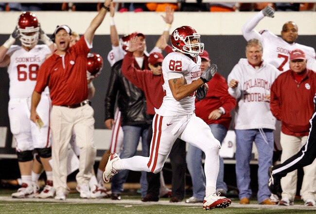 STILLWATER, OK - NOVEMBER 27:  Tightend James Hanna #82 of the Oklahoma Sooners beats out cornerback Andrew McGee #6 of the Oklahoma State Cowboys to score at Boone Pickens Stadium on November 27, 2010 in Stillwater, Oklahoma.  The Sooners beat the Cowboys 47-41.  (Photo by Tom Pennington/Getty Images)