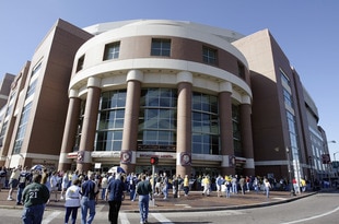 ST. LOUIS, MO - OCTOBER 19:  General view of fans entering Edward Jones Dome prior to the game between the St. Louis Rams and the Green Bay Packers on October 19, 2003 in St. Louis, Missouri. The Rams defeated the Packers 34-24. (Photo by Elsa/Getty Images)