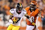 CINCINNATI, OH - OCTOBER 21:  Mike Wallace #17 of the Pittsburgh Steelers runs with the ball during the NFL game against the Cincinnati Bengals at Paul Brown Stadium on October 21, 2012 in Cincinnati, Ohio.  (Photo by Andy Lyons/Getty Images)