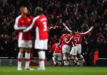 LONDON - MARCH 17:  William Gallas and the Arsenal team celebrate their seoncd and winning goal during the the FA Cup Sponsored by E.on sixth round match between Arsenal and Hull City at Emirates Stadium on March 17, 2009 in London, England.  (Photo by Ry
