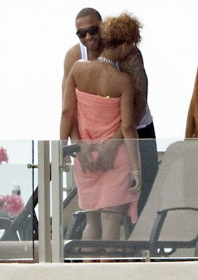 Rihanna_matt_kemp_hands_display_image
