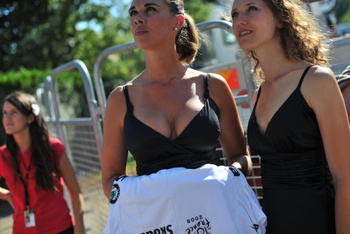 Skoda-hostesses-laura-29-and-filipa-23-watch-the-2009-tour-de-france-on-a-giant-screen