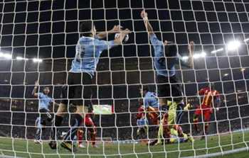 ESTAMOS EN SEMIFINALES!!!!!!!!!!!!!! Luis-suarez-ghana-uruguay-handball-fifa-world-cup_display_image