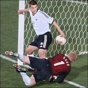 Frings_handball_2002_display_image
