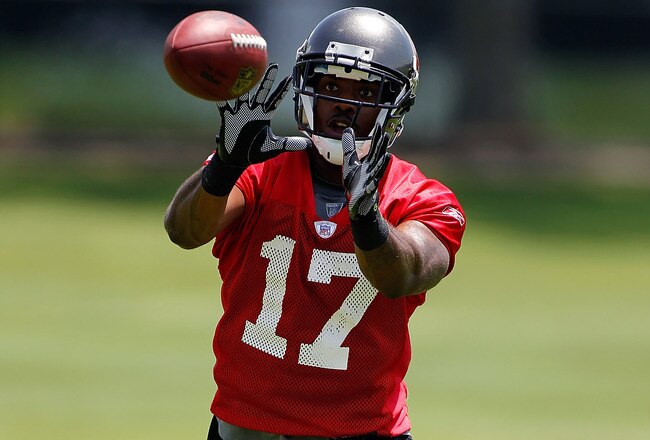 TAMPA - MAY 01:  Receiver Arrelious Benn #17 of the Tampa Bay Buccaneers catches a pass during the Buccaneers Rookie mini camp at One Buccaneer Place on May 1, 2010 in Tampa, Florida.  (Photo by J. Meric/Getty Images)