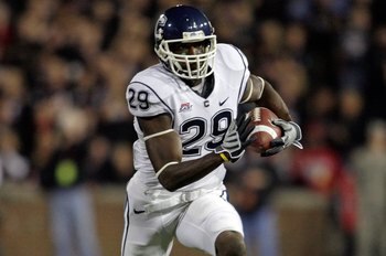 CINCINNATI - NOVEMBER 07:  Marcus Easley #29 of the Connecticut Huskies runs with the ball against the Cincinnati Bearcats during the Big East Conference game at Nippert Stadium on November 7, 2009 in Cincinnati, Ohio.  (Photo by Andy Lyons/Getty Images)