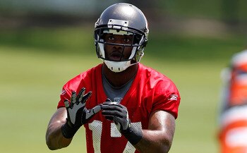 TAMPA, FL - MAY 01:  Receiver Arrelious Benn #17 of the Tampa Bay Buccaneers catches a pass during the Buccaneers Rookie mini camp at One Buccaneer Place on May 1, 2010 in Tampa, Florida.  (Photo by J. Meric/Getty Images)