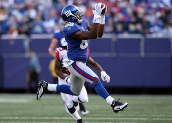 EAST RUTHERFORD, NJ - NOVEMBER 22:  Hakeem Nicks #88 of the New York Giants makes a catch late in the first half against the Atlanta Falcons on November 22, 2009 at Giants Stadium in East Rutherford, New Jersey.  (Photo by Jim McIsaac/Getty Images)