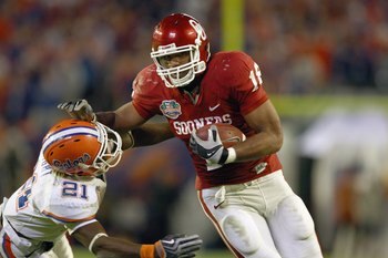 MIAMI - JANUARY 08:  Jermaine Gresham #18 of the Oklahoma Sooners carries the ball against Major Wright #21 of the Florida Gators during the FedEx BCS National Championship Game at Dolphin Stadium on January 8, 2009 in Miami, Florida.  (Photo by Donald Mi