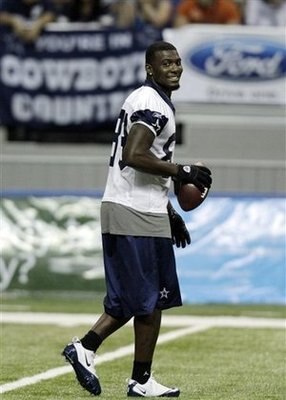 892-572cowboys_bryant_football