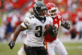 KANSAS CITY, MO - OCTOBER 7:   Maurice Jones-Drew #32 of the Jacksonville Jaguars runs for a 52-yard touchdown against the Kansas City Chiefs during first half action on October 7, 2007 at Arrowhead Stadium in Kansas City, Missouri.  (Photo by G. Newman L