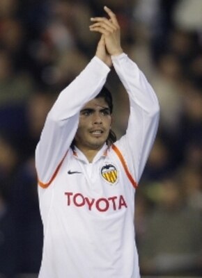 Ever-banega-valencia-200_display_image