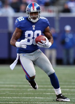 EAST RUTHERFORD, NJ - NOVEMBER 22:  Hakeem Nicks #88 of the New York Giants runs the ball after a catch late in the first half against the Atlanta Falcons on November 22, 2009 at Giants Stadium in East Rutherford, New Jersey.  (Photo by Jim McIsaac/Getty