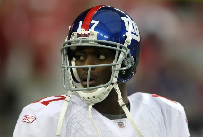 GLENDALE, AZ - NOVEMBER 23:  Wide receiver Plaxico Burress #17 of the New York Giants warms up for the game with the Arizona Cardinals on November 23, 2008 at University of Phoenix Stadium in Glendale, Arizona. The Giants won 37-29.  (Photo by Stephen Dun
