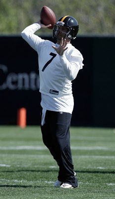 PITTSBURGH - APRIL 19:  Ben Roethlisberger #7 of the Pittsburgh Steelers practices on April 19, 2010 at the Pittsburgh Steelers South Side training facility in Pittsburgh, Pennsylvania.  (Photo by Jared Wickerham/Getty Images)