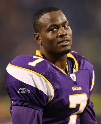 MINNEAPOLIS - NOVEMBER 22:  Tarvaris Jackson #7 of the Minnesota Vikings on the sideline against the Seattle Seahawks at Hubert H. Humphrey Metrodome on November 22, 2009 in Minneapolis, Minnesota.  (Photo by Nick Laham/Getty Images)