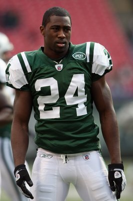 EAST RUTHERFORD, NJ - NOVEMBER 09: Darrelle Revis #24 of the New York Jets during warmups against the St. Louis Rams at Giants Stadium on November 9, 2008 in East Rutherford, New Jersey. (Photo by Nick Laham/Getty Images)