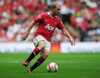 LONDON, ENGLAND - AUGUST 08:  Paul Scholes of Manchester United controls the ball during the FA Community Shield match between Chelsea and Manchester United at Wembley Stadium on August 8, 2010 in London, England.  (Photo by Shaun Botterill/Getty Images)