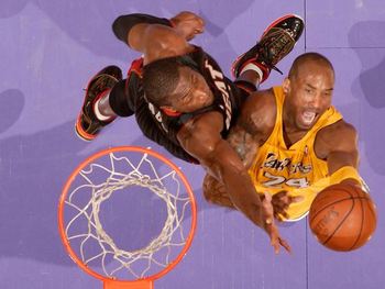 Kobebryantlaystheballupinsidevsthedwaynewade_display_image