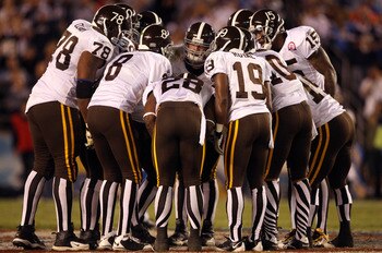 SAN DIEGO, CA - OCTOBER 19:  Quarterback Kyle Orton #8 and the rest of the offense of the Denver Broncos in huddle against the San Diego Chargers during Monday Night Football on October 19, 2009 at Qualcomm Stadium in San Diego, California. (Photo by Dona