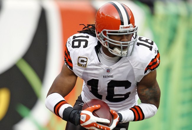 CINCINNATI - NOVEMBER 29:  Joshua Cribbs #10 of  the Cleveland Browns runs with the ball during the NFL game against the Cincinnati Bengals at Paul Brown Stadium on November 29, 2009 in Cincinnati, Ohio.  (Photo by Andy Lyons/Getty Images)