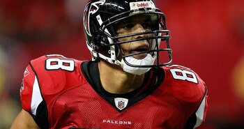 ATLANTA - AUGUST 13:  Tony Gonzalez #88 of the Atlanta Falcons prepares to face the Kansas City Chiefs at Georgia Dome on August 13, 2010 in Atlanta, Georgia.  (Photo by Kevin C. Cox/Getty Images)