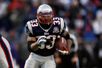 FOXBORO, MA - JANUARY 10:  Kevin Faulk #33 of the New England Patriots runs the ball against the Baltimore Ravens during the 2010 AFC wild-card playoff game at Gillette Stadium on January 10, 2010 in Foxboro, Massachusetts. The Ravens won 33-14. (Photo by