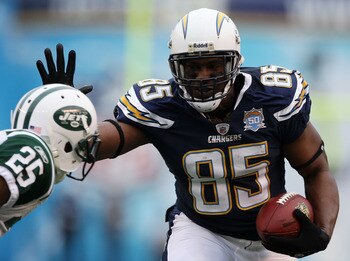 SAN DIEGO - JANUARY 17:  Tight end Antonio Gates #85 of the San Diego Chargers runs with the ball after making a catch against the New York Jets in the second quarter of the AFC Divisional Playoff Game at Qualcomm Stadium on January 17, 2010 in San Diego,