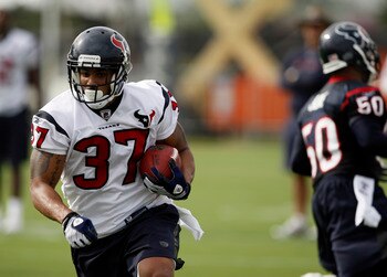 HOUSTON - JULY 31:  Running back Arian Foster #37 of the Houston Texans rushes with the ball during practice on July 31, 2009 in Houston, Texas.  (Photo by Bob Levey/Getty Images)