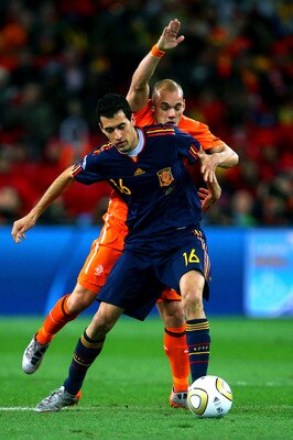 JOHANNESBURG, SOUTH AFRICA - JULY 11:  Wesley Sneijder of the Netherlands challenges Sergio Busquets of Spain during the 2010 FIFA World Cup South Africa Final match between Netherlands and Spain at Soccer City Stadium on July 11, 2010 in Johannesburg, So