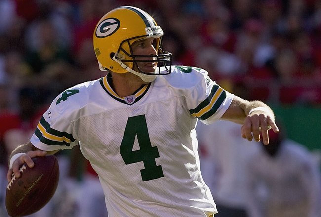 KANSAS CITY, MO - NOVEMBER 4:  Brett Favre #4 of the Green Bay Packers passes against the Kansas City Chiefs on November 4, 2007 at Arrowhead Stadium in Kansas City, Missouri. The Packers won 33-22. (Photo by Dilip Vishwanat/Getty Images)
