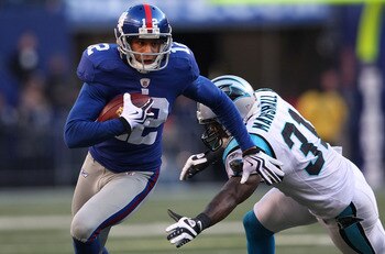 EAST RUTHERFORD, NJ - DECEMBER 27: Steve Smith #12 of the New York Giants runs past Richard Marshall #31 of the Carolina Panthers at Giants Stadium on December 27, 2009 in East Rutherford, New Jersey.  (Photo by Nick Laham/Getty Images)