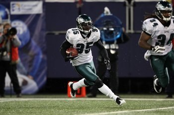 EAST RUTHERFORD, NJ - DECEMBER 13:  Macho Harris #35 of the Philadelphia Eagles runs the ball against the New York Giants at Giants Stadium on December 13, 2009 in East Rutherford, New Jersey.  (Photo by Nick Laham/Getty Images)