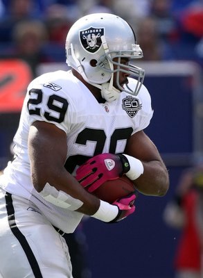 EAST RUTHERFORD, NJ - OCTOBER 11:  Michael Bush #29 of the Oakland Raiders runs the ball against the New York Giants on October 11, 2009 at Giants Stadium in East Rutherford, New Jersey.  (Photo by Jim McIsaac/Getty Images)