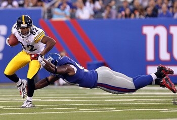 EAST RUTHERFORD, NJ - AUGUST 21: Justin Tuck #91 of the New York Giants tackles Antwaan Randle El #82 of the Pittsburgh Steelers during their preseason game at New Meadowlands Stadium on August 21, 2010 in East Rutherford, New Jersey.  (Photo by Nick Laha