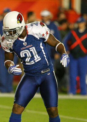 MIAMI GARDENS, FL - JANUARY 31:  Antrel Rolle #21 of the Arizona Cardinals greets his team mascot during the 2010 AFC-NFC Pro Bowl at Sun Life Stadium on January 31, 2010 in Miami Gardens, Florida.  (Photo by Scott Halleran/Getty Images)
