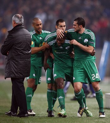 ROME - FEBRUARY 25:  Djibril Cisse' (2ndR) with his teammates of Panathinaikos celebrates the third goal as Claudio Ranieri (L) the coach of AS Roma looks on during the UEFA Europa League Round of 32, 2nd leg match between AS Roma and Panathinaikos on Feb