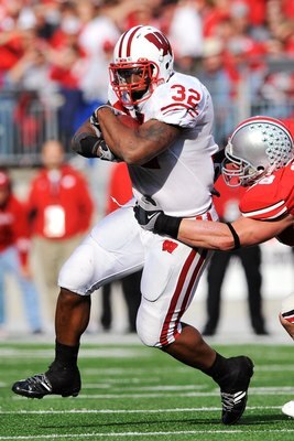 COLUMBUS, OH - OCTOBER 10:  Running back John Clay #32 of the Wisconsin Badgers runs with the ball against the Ohio State Buckeyes at Ohio Stadium on October 10, 2009 in Columbus, Ohio.  (Photo by Jamie Sabau/Getty Images)