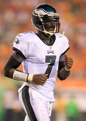 CINCINNATI - AUGUST 20:  Michael Vick #7 of the Philadelphia Eagles runs off of the field during the NFL preseason game against the Cincinnati Bengals at Paul Brown Stadium on August 20, 2010 in Cincinnati, Ohio.  (Photo by Andy Lyons/Getty Images)
