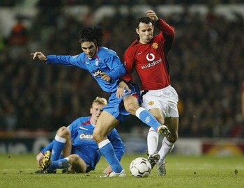 MANCHESTER, ENGLAND - NOVEMBER 4:  Ryan Giggs of Manchester United battles with Mikel Arteta of Rangers during the UEFA Champions League match between Manchester United and Rangers at Old Trafford on November 4, 2003 in Manchester, England. (Photo by Laur