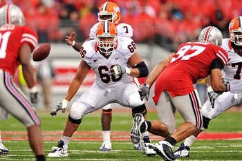 COLUMBUS, OH - SEPTEMBER 26:  Offensive lineman Randall Hunt #66 of the Illinois Fighting Illini prepares to block against the Ohio State Buckeyes at Ohio Stadium on September 26, 2009 in Columbus, Ohio.  (Photo by Jamie Sabau/Getty Images)