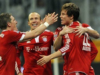 237700-bayern-muenchens-holger-badstuber-r-laesst-sich-feiern_485x364_display_image