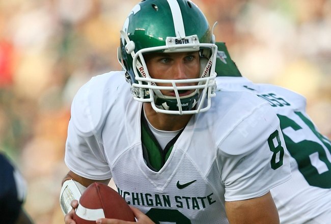 SOUTH BEND, IN - SEPTEMBER 19: Kirk Cousins #8 of the Michigan State Spartans turns to hand off against the Notre Dame Fighting Irish on September 19, 2009 at Notre Dame Stadium in South Bend, Indiana. Notre Dame defeated Michigan State 33-30. (Photo by J
