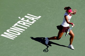 MONTREAL, QC - AUGUST 19: Na Li of China returns a shot to Victoria Azarenka of Belarus during the Rogers Cup at Stade Uniprix on August 19, 2010 in Montreal, Canada.  (Photo by Matthew Stockman/Getty Images)