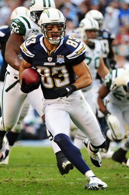 SAN DIEGO - JANUARY 17:  Wide receiver Vincent Jackson #83 of the San Diego Chargers runs with the ball after a catch against the New York Jets during  AFC Divisional Playoff Game at Qualcomm Stadium on January 17, 2010 in San Diego, California.  (Photo b