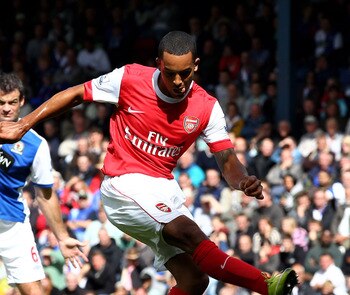 Walcott blasts Arsenal ahead
