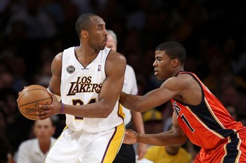 LOS ANGELES, CA - MARCH 23:  Kobe Bryant #24 of the Los Angeles Lakers drives against Kelenna Azubuike #7 of the Golden State Warriors at Staples Center on March 23, 2008 in Los Angeles, California.  NOTE TO USER: User expressly acknowledges and agrees th
